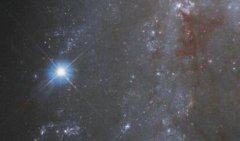 NASA发布深空超新星影像,位于船尾座的NGC 2525棒旋星系