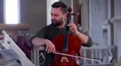 亚美尼亚提琴手废墟中独自演奏,不是因为它的歌多好