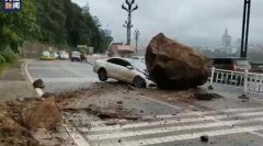 宜宾山体滑坡过路车辆被巨石