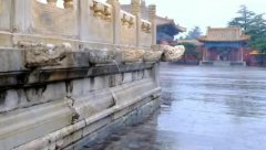 北京太庙上演龙吐水景观,引得游客纷
