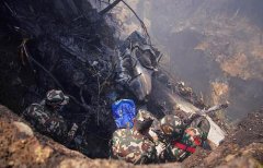 乘客舱内直播尼泊尔飞机坠毁全程,坠毁后陷一片火海