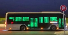 上海回应公交车深夜冒绿光,现在已通知驾驶员不要开